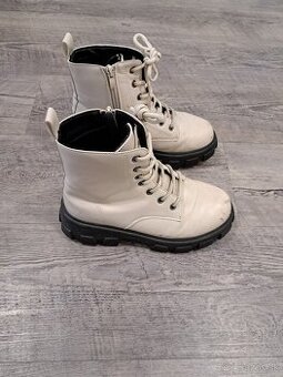 Dievčenské zimné topánky biele.