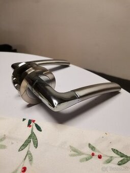 Kľučka Capri na interiérové dvete komplet s rozetou na kľúč