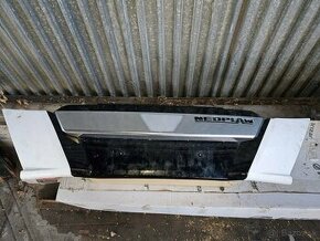 Predam prednu masku autobusu znacky Neoplan