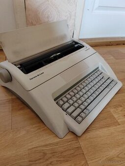 Písací stroj.