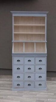 Skrinka vo vidieckom štýle.