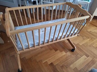 Drevená kolíska s matracom a obliečkami