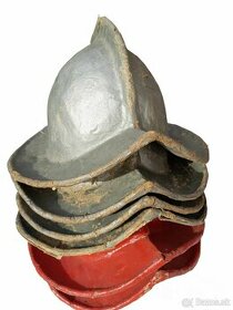 Staré papierové prilby pre zbrojnošov - Helmy pre divadlo