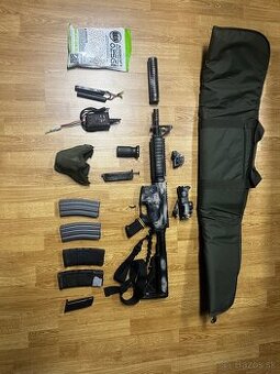 airsoft M4 1:1 celokov – odtrhnutá spúšť + zásobníky + výbav