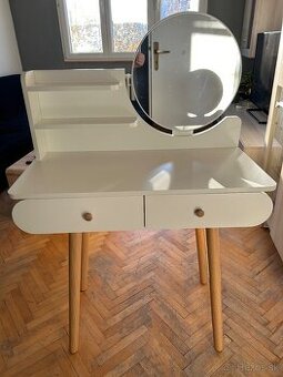 Toaletný kozmetický stolík