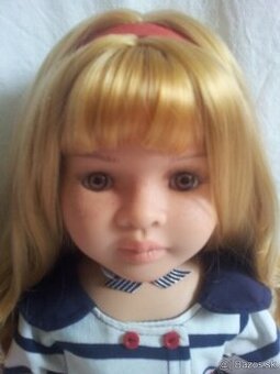 Kĺbová realistická bábika v obojstrannom kabáte