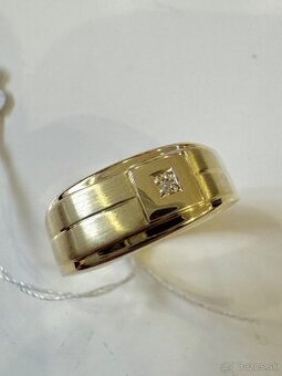 Pánsky zlatý prsteň s diamantom.