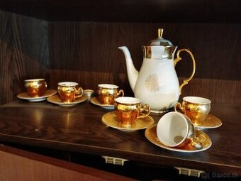 Sada zlatých pohárikov podsalkou a kanva