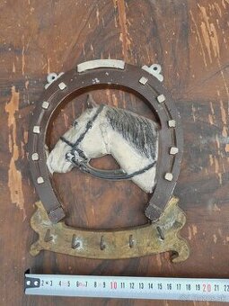 Predám vešiak na kľúče v tvare podkovy