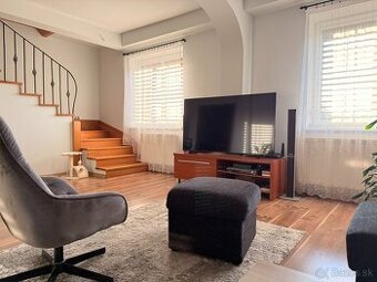 Rodinný dom s dvojgarážou, altánkom