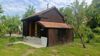Pokojná záhradná chatka v Tovarníkoch s veľkým pozemkom