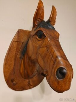 Drevený záves konskej hlavy