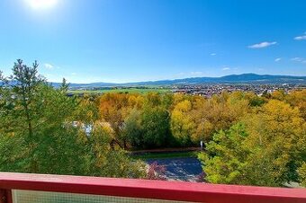 Zariadená garsónka s balkónom a fantastickým výhľadom - TN