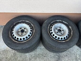 Predam zimnu sadu pneu s Volkswagen caravelle 215/65 R16 C