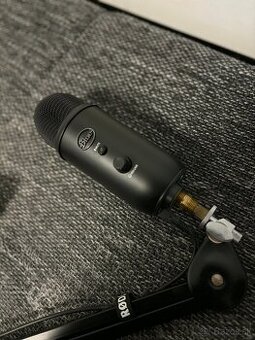 Predám Blue Yeti Blackout USB mikrofón + RØDE PSA1 rameno