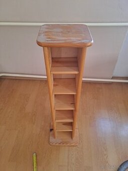 Drevený stojan na CD