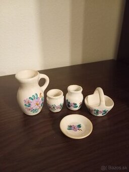sada miniatúrneho keramického riadku s maľovanými kvetmi
