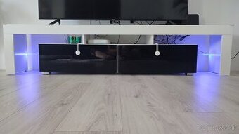 Skrinka pod Tv