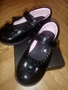 Dienčenské topánky NOVÉ čierne lakovky veľkosť 28