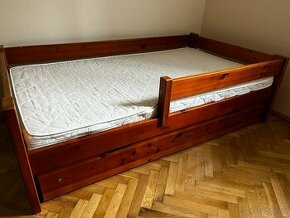 Drevená detská posteľ