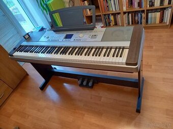 Digitálny klavír Yamaha DGX 640 s pedálovým panelom