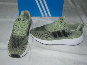 Pekné tenisky Adidas Swift Run 22
