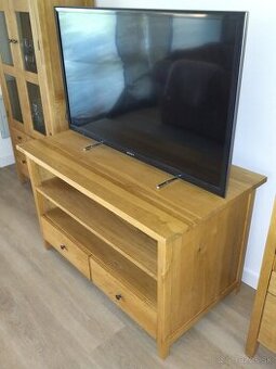 Masívny dubový stolík pod TV