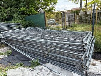 Mobilné oplotenie poškodené