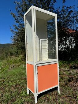 Retro kovové vitríny, skrine