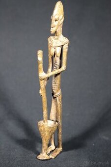 Soška z kmeňa Dogon – bronzová žena s tĺčikom (Mali)
