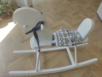 Dreveny hojdaci konik