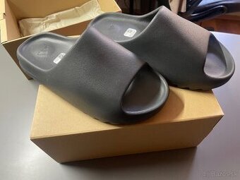 Originál YEEZY SLIDE ONYX 43