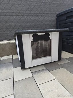 Chladiaca izolovaná búda pre psov s plochou strechou M