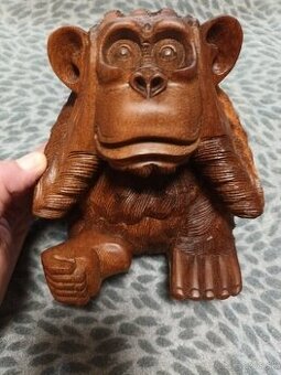 Drevená,ručne vyrezávaná soška OPICE z exotického dreva Suar