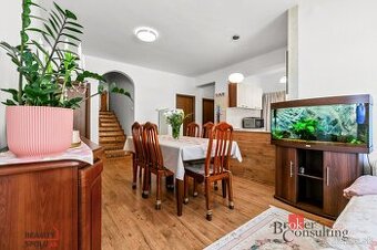 Priestranný, zrekonštruovaný  6 izbový rodinný dom so zariad