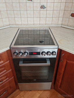Predám elektrický sporák Beko + digestor zadarmo