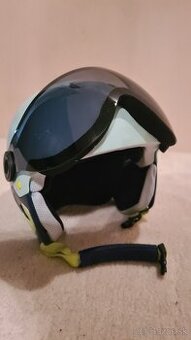 Lyžiarska helma s integrovanými lyžiarskymi okuliarmi