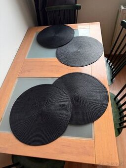 Kuchynský stôl plus 4 stoličky