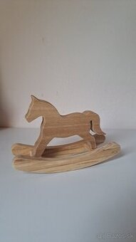 Drevený hojdací koník
