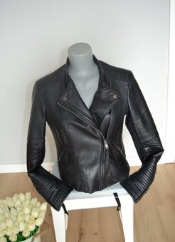 Štýlová dámska bunda čiernej farby s prešívaním