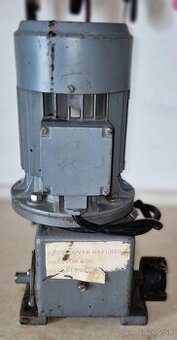 Elektromotor s prevodovkou.