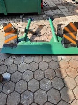 Predám zadnú vzperu na traktor Zetor