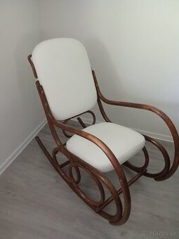 Hojdacie kreslo Thonet.