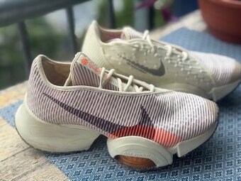 Znackove tenisky Adidas, Nike