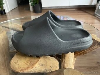 Yeezy slide cierne šľapky 40