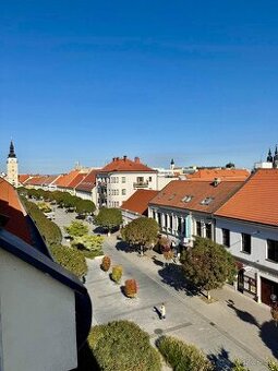 CENTRUM - veľký tehlový 3i byt, 85m2, loggia, garáž