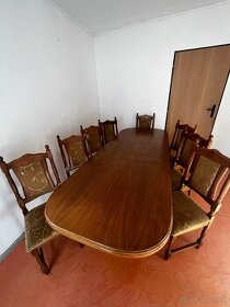 Stôl a 8 stoličiek