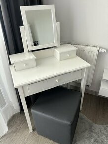 Toaletný stolík s taburetkou