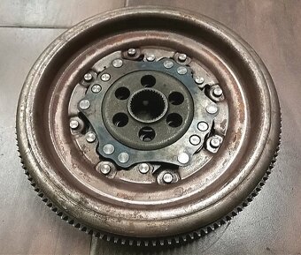 Predám dvojhmotný zotrvačník č. 03G105266BD na viacero model