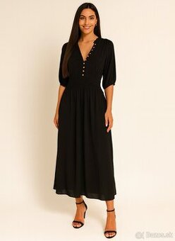 Čierne šaty Kooiok so zlatými gombíkmi